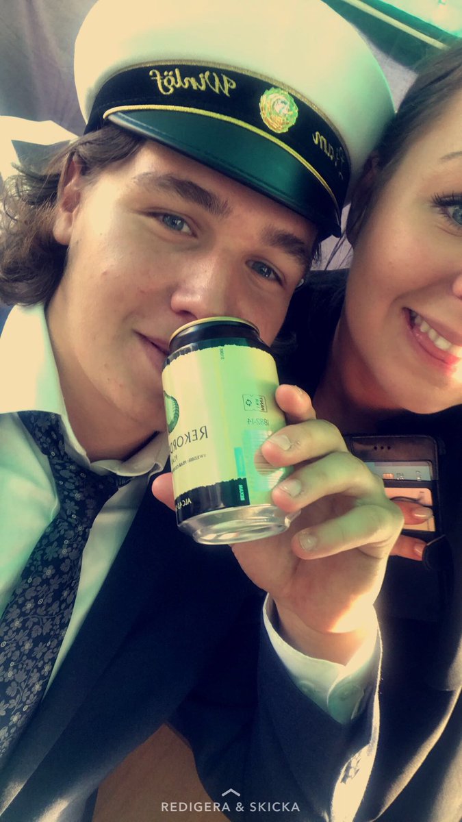 alidawinlof's tweet photo. de här är världens bästa människa och han har idag tagit studenten!!! FAN VA HAN ÄR BRA 🎉 https://t.co/ZXL6ImXgnX