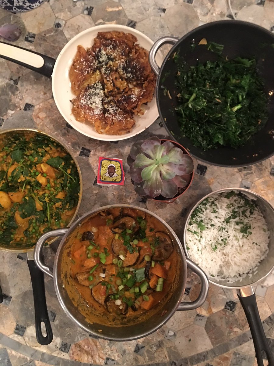 munchclubtv's tweet photo. #vegan Munch 😏

Aloo Gobi/Sag Aloo 
Sweet potato + spinach curry
Onion bhajis 
Chilli Kale
Boiled Rice 

Follow on Instagram - munchclubtv 💜 https://t.co/nyxhEPbacw