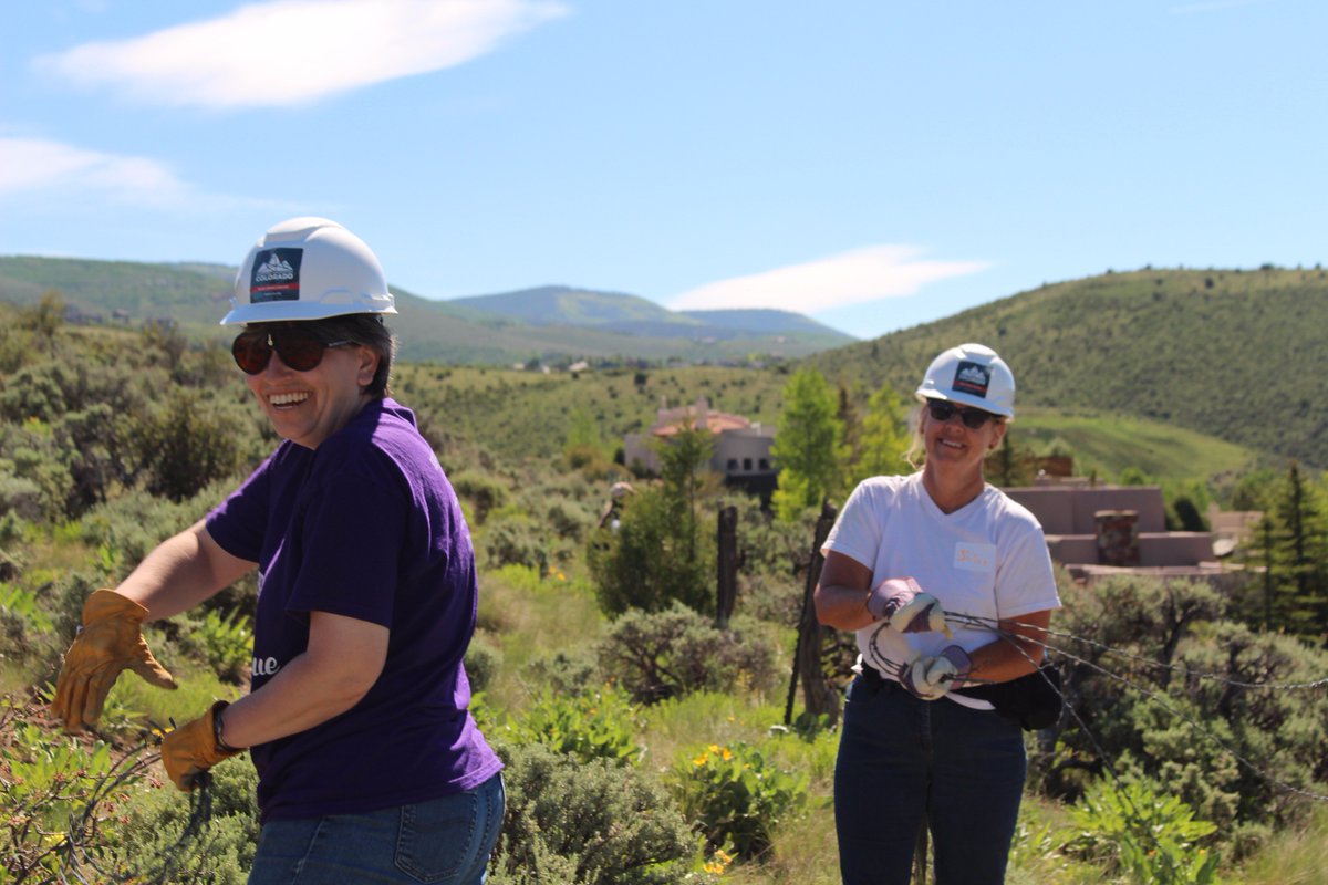 VOC_Colorado's tweet photo. 38 volunteers did a huge favor for #Colorado wildlife by removing 1/2 a mile of barbed wire fence in #EdwardsCO! https://t.co/eMFP4r4QIT https://t.co/fiK8qzilOg
