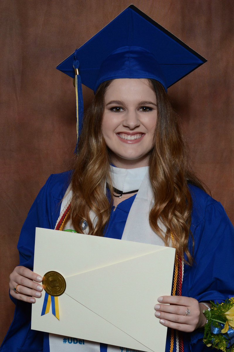 BlueHenMarisa's tweet photo. My official #UDGrad2017 photos just came in! 💙💛🎓 https://t.co/Bw6OkBujvB