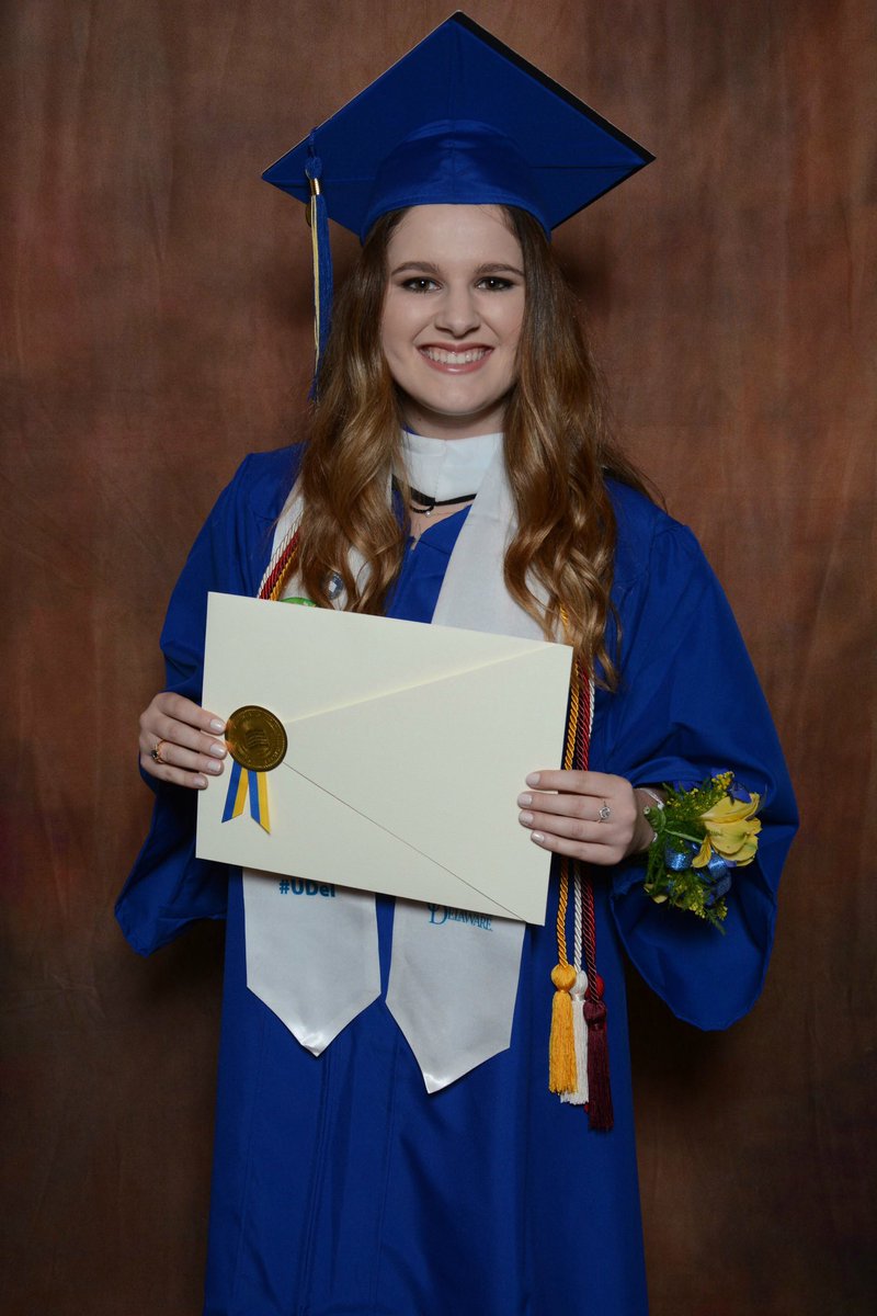 BlueHenMarisa's tweet photo. My official #UDGrad2017 photos just came in! 💙💛🎓 https://t.co/Bw6OkBujvB