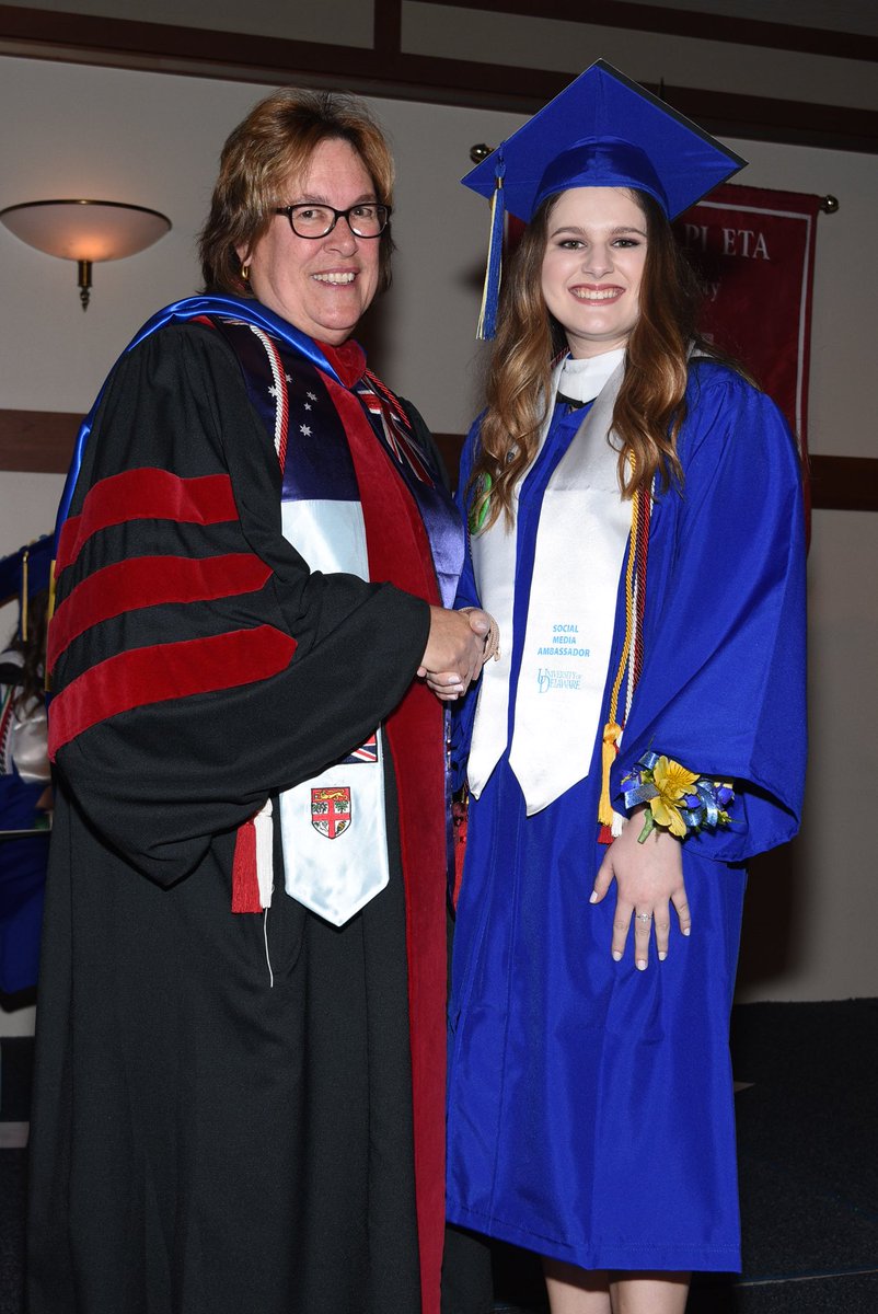 BlueHenMarisa's tweet photo. My official #UDGrad2017 photos just came in! 💙💛🎓 https://t.co/Bw6OkBujvB
