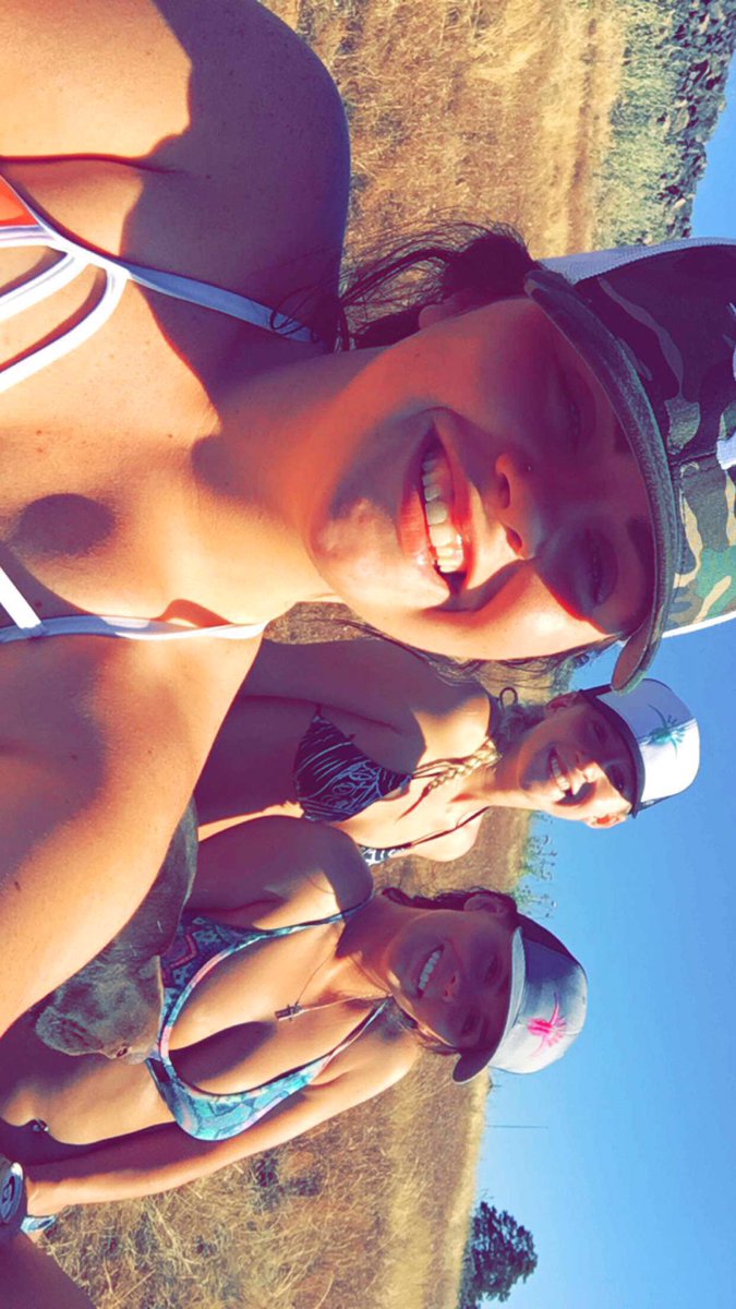 CCloey's tweet photo. Best friend appreciation post, love you little ho babies 💕 https://t.co/tN8rigRjw1