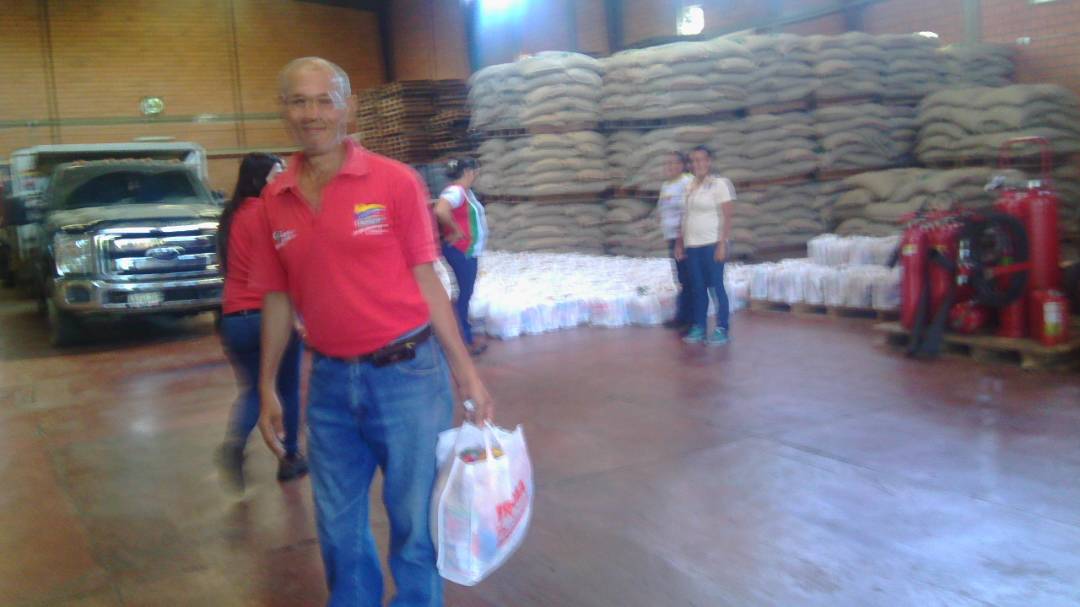 CafeVenezuelaSA's tweet photo. #16Jun Gracias al  trabajo inalcanzable de @FriosaOficial trabajadores de 
la @UPS_Pampan obtienen alimentos de calidad y aprecios justos! https://t.co/0vnLdQxNZj