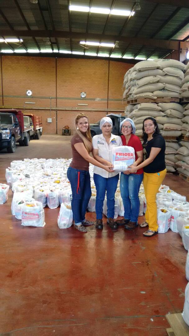 CafeVenezuelaSA's tweet photo. #16Jun Gracias al  trabajo inalcanzable de @FriosaOficial trabajadores de 
la @UPS_Pampan obtienen alimentos de calidad y aprecios justos! https://t.co/0vnLdQxNZj