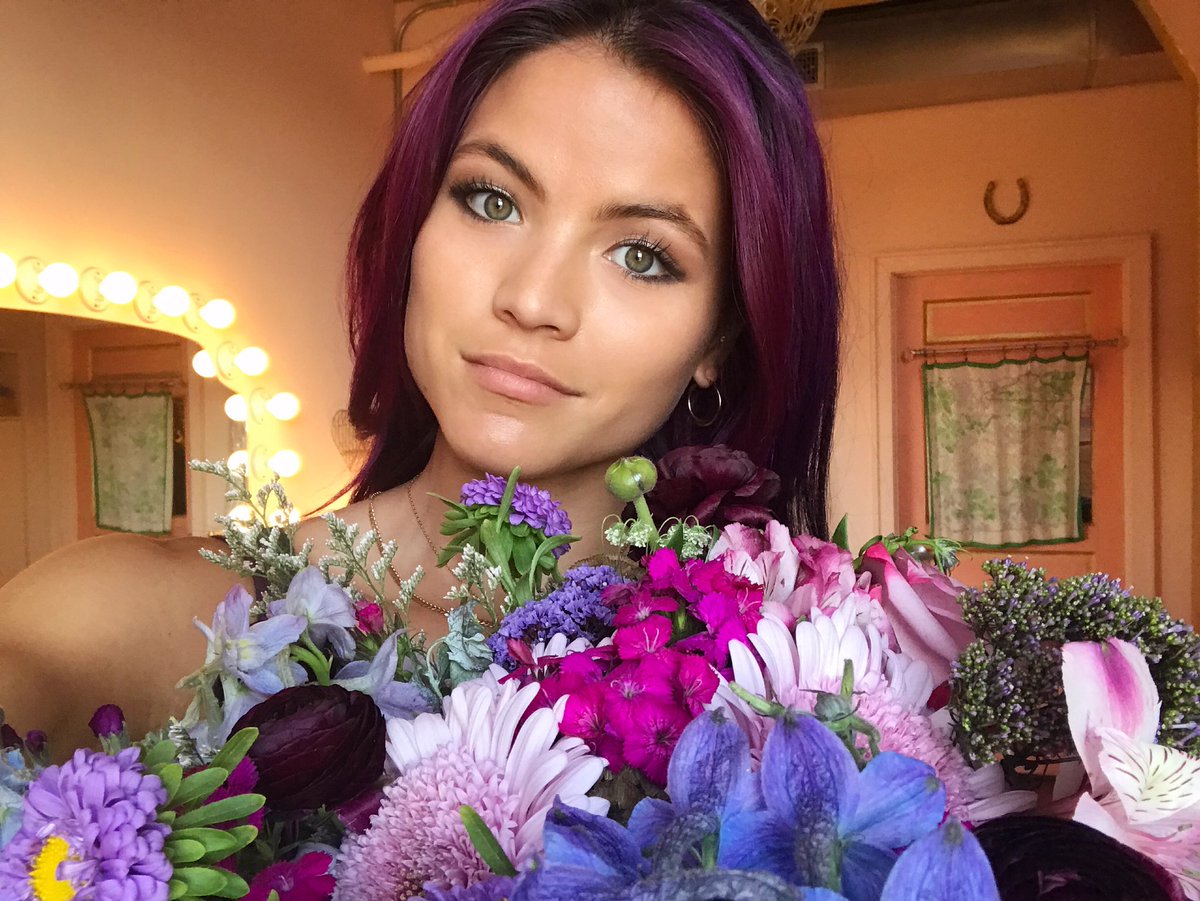 TopGunTori's tweet photo. It's important to know your lady's favorite flower? Mine is white roses. Do you know what her's are? 💐
#fbf #wedding #photos #beautiful https://t.co/PNJ2ceFfy8