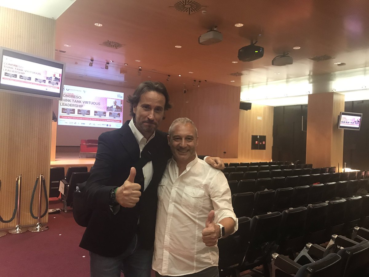 educamoscorazon's tweet photo. Gran formación en liderazgo virtuoso. Conociendo a Victor Küppers, un gran comunicador, siempre con la "bombilla encendida" https://t.co/xbvrEy0gAZ