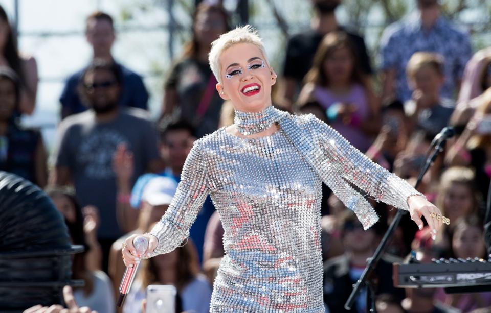 Forbes's tweet photo. Katy Perry breaks Twitter record as the first ever to hit 100 million followers https://t.co/s4HCF79ijf https://t.co/vRUxITnCUC