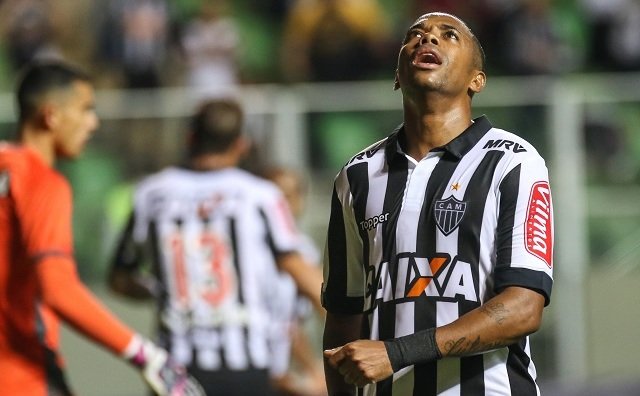 PaixaoBlog's tweet image. Galo aposta alto, mas se esquece da defesa. Por @danielmresende, no @ESPNFCbra. bit.ly/2rDqhWD