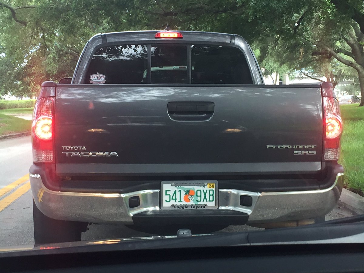 BadJaxDrivers's tweet photo. The world is this guy's ashtray. #asshole #duval https://t.co/NZrdHL8ODG