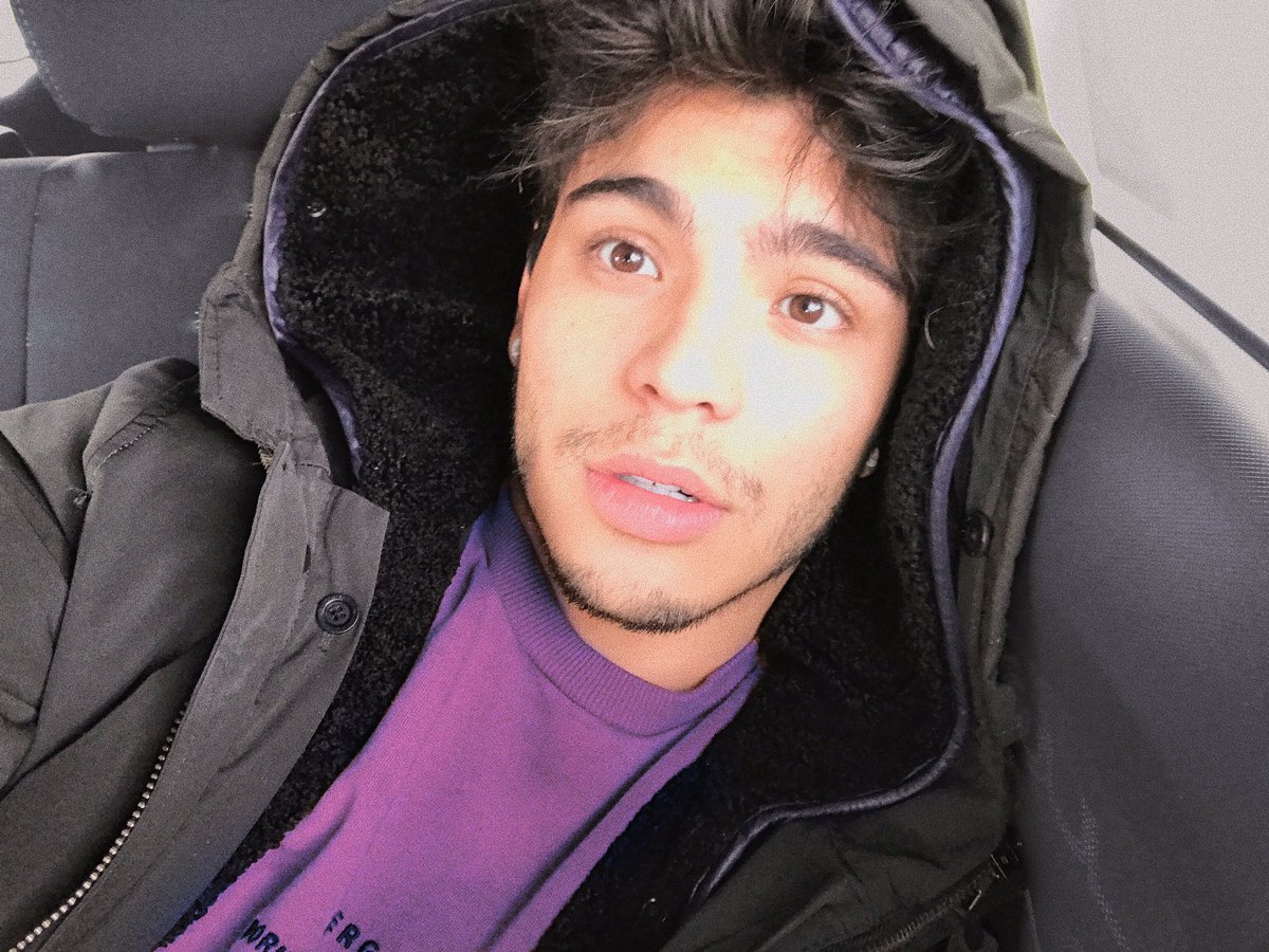 villalobossebas's tweet photo. Bogotá, mi barba y yo 💜🇨🇴👨🏻 https://t.co/Vdh5hV2OYV