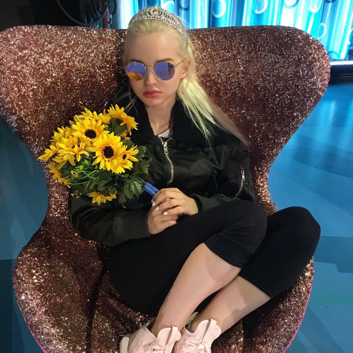 ellerapunzelle's tweet photo. I HATE THAT MY FAVORITE ICON DOESN'T FIT WITH THE CIRCLE #NewProfilePic https://t.co/6ngzO1NQjP