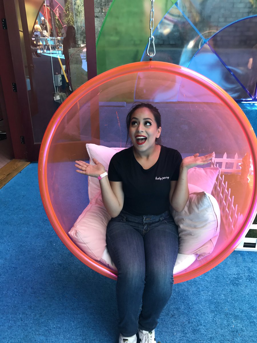 SophiaSanchezz1's tweet photo. Still can't get over how comfy Katy's bed was @ #KPWW ❤️ Can I have it? #YESKATHERYN @katyperry https://t.co/kBX9oQvfLr
