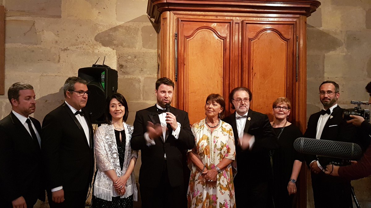 Our new President @andresrosberg at the gala dinner at #domainedechevalier with the new board #sommeliersASI