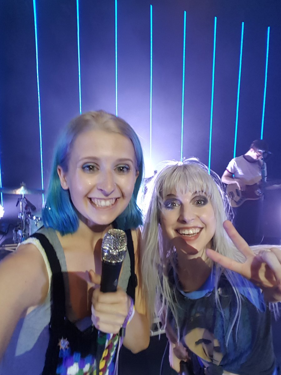 paramorebr's tweet photo. Hayley com @Josiemeaks, fã que cantou "Misery Business" no palco com a banda! #TourOneBelfast https://t.co/uBT5O2OWHa