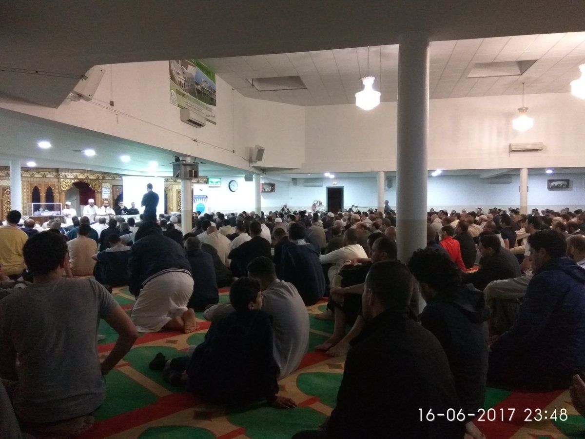 MosqueeMons's tweet photo. #Ramadan 2017 Al Hamdulillah toujours autant de monde à la mosquée AlWifaq de #MonsenBaroeul à Lille. Qu'Allah swt accepte nos prières. https://t.co/8DPEfCmFyZ