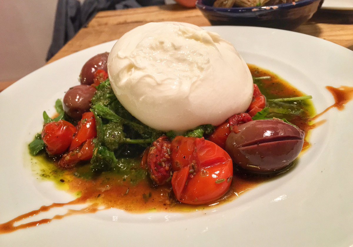 Un plato de escándalo para una cálida noche: burrata, tomates sherry, olivas y pesto 🍴
¡Sublime! 👏🏻
#Foodies #FoodiesBCN #Barcelona