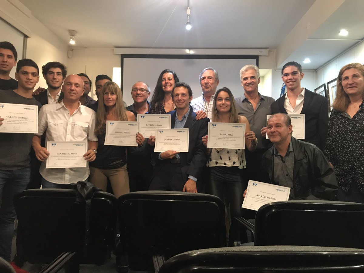 AATenis's tweet photo. Se entregan también los diplomas del @profesoradoaat 🇦🇷. ¡Felicitaciones, profesores! 👏🏻 #VIVIMOSTENIS https://t.co/TfTfs0qMKB