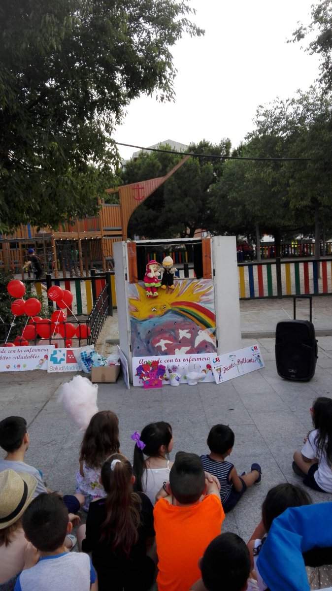 mlgasconl's tweet photo. Esta tarde los niños de vallecas  aprendiendoeron a cuidarse con su enfermera mientras se divertían. Haciendo barrio. @ConchaParraga https://t.co/AELqJjYXWc