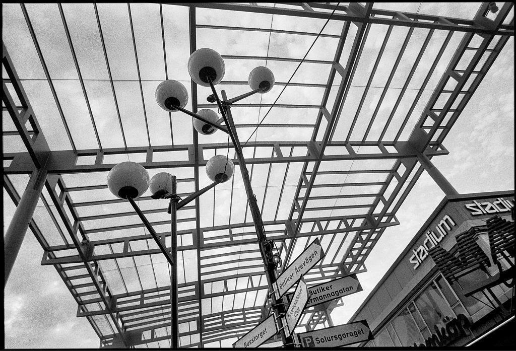 Analogue_Artefa's tweet photo. Going back to an older blog entry, cityscapes of Vällingby, Sweden
#analogueartefacts #analog #photo #architectureilike
#classical #exposu… https://t.co/vaKlJ30IEg