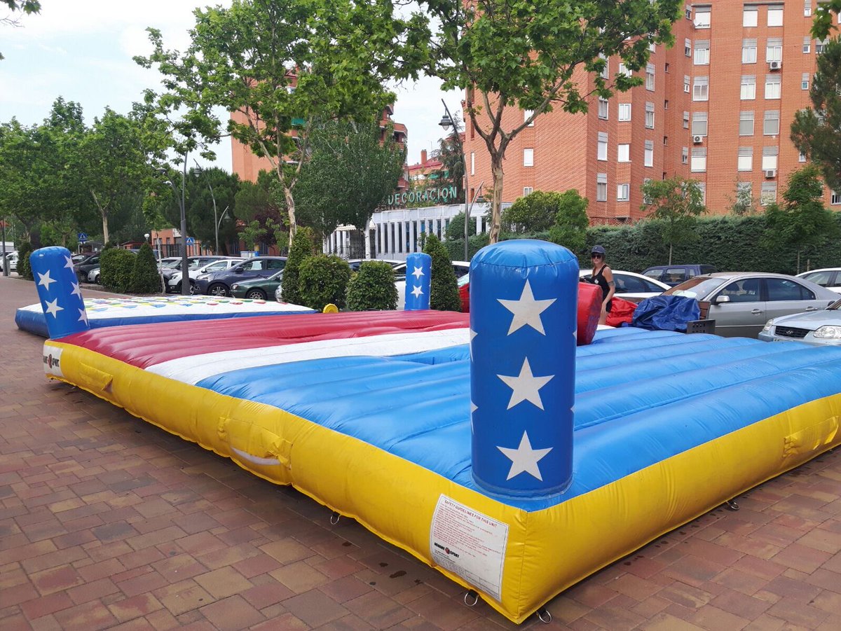 fatima_mera's tweet photo. ALTAFIT #TresCantos cumple 4 años celebrándolo con hinchables y música en la ciudad.Felicidades @altafit @RVGAlex !!!A seguir creciendo 💪🏻🎂 https://t.co/rUpQcdVsll