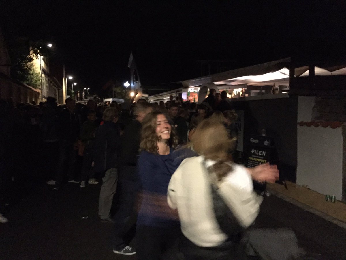 uffeelbaek's tweet image. Klasse. @alternativet_ fest på Folkemødet er lige lukket ned. Hvorfor? Fordi brandvæsnet mente at der var alt for mange mennesker. I like:-)