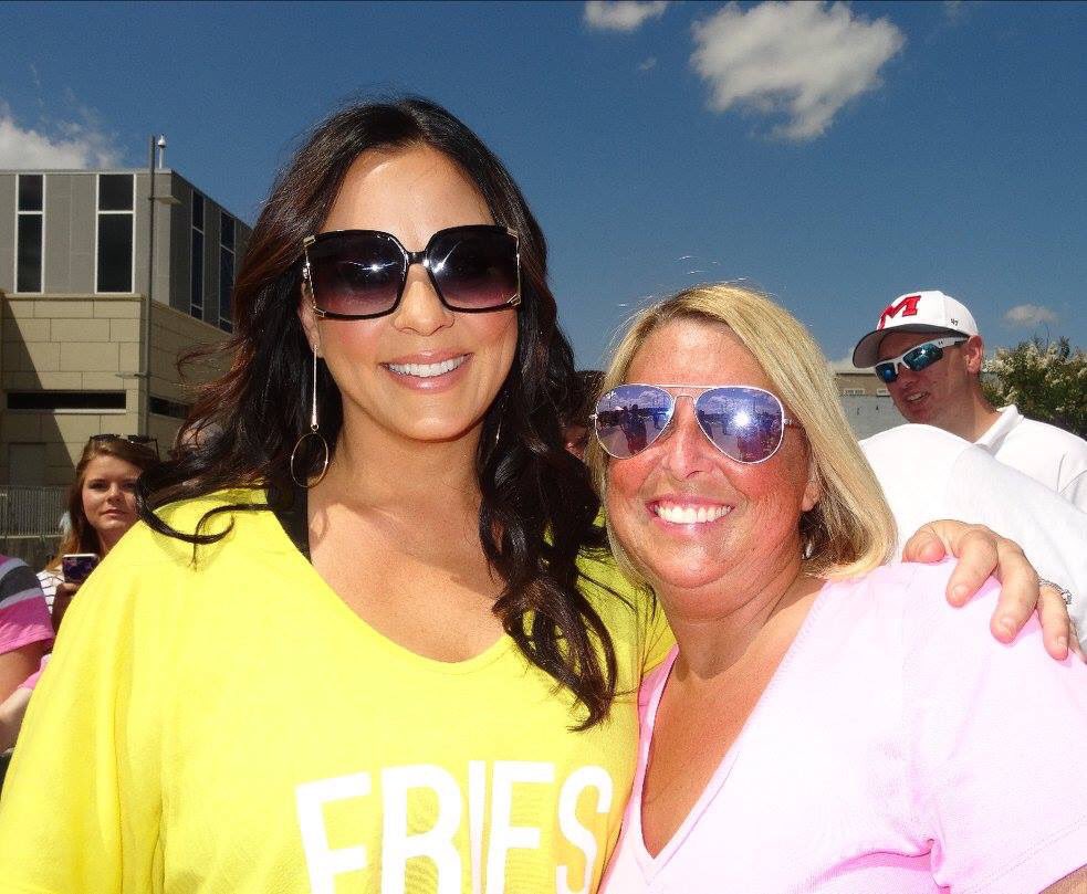 LightsCMemories's tweet photo. @saraevansmusic Sara was just so sweet and her voice in amazing! #cmafest #cmafest2017 #strikeoutcancer17 #saraevans #dwts #cityofhope https://t.co/tGvxAKjsdI
