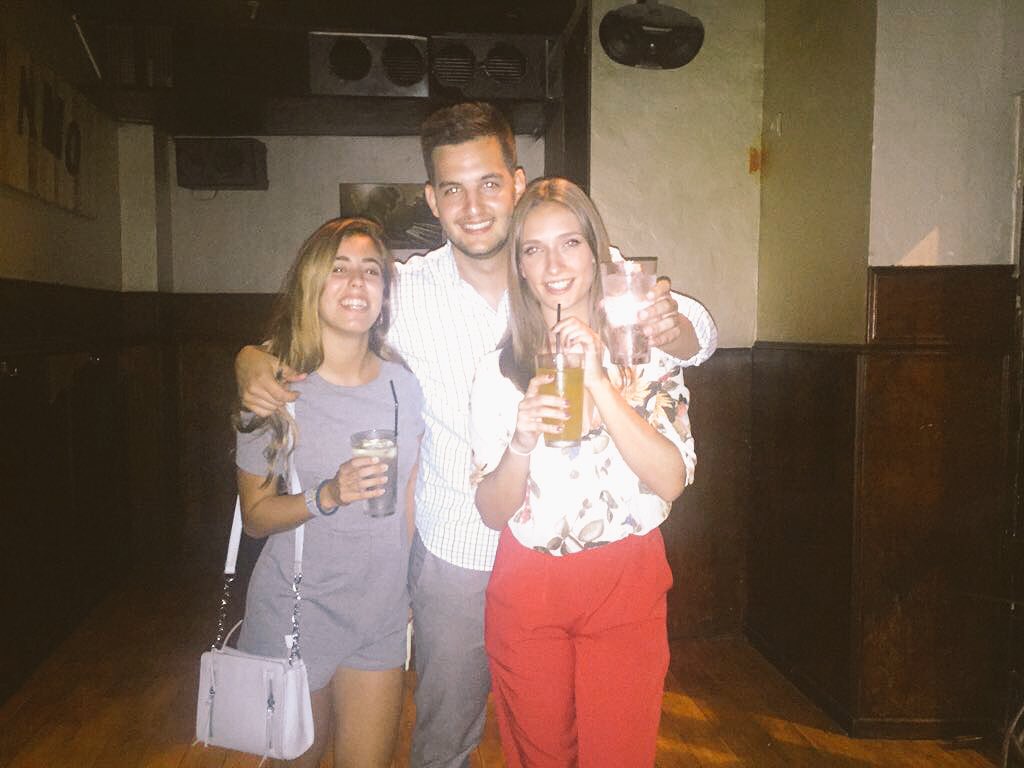 maariacuenca's tweet photo. Hoy por el protocolo vamos a vaso ancho!! #prot2017 @valeriaconejo @roberoal @Eduardo_Villena Y por usted también va!! ❤️ https://t.co/oneD0TxfX5