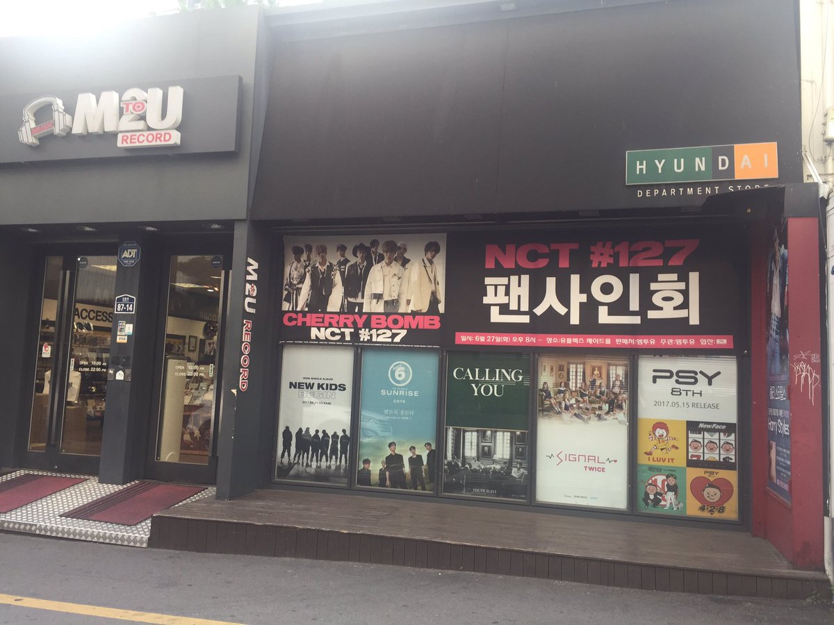 woni1725's tweet photo. 집에돌아갔으때봤어....사? 안사? https://t.co/cEAMXaO8WM