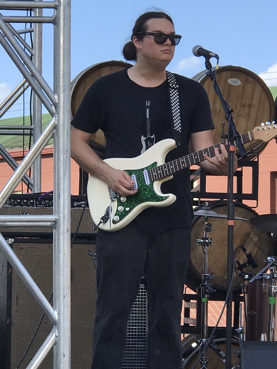 Infl8abletoast's tweet photo. Based on the don't wear the band's shirt to their show rule the guitarist is ok because his shirt guitar doesn't match the real one. #BLVDIA https://t.co/rd2dJg6VSb
