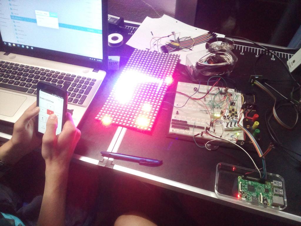 2 16jährige bauen Snake auf WS2812B LED Matrix mit ATmega und steuern die Tasten über Web/Raspberry fern. Respekt! #fifi17 #do5mln <a href="/do9thw/">DO9THW</a>