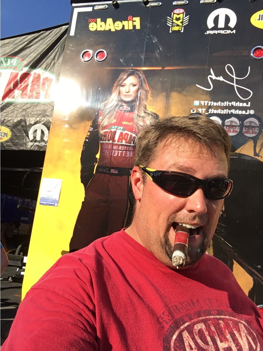el_cigar's tweet photo. Smokin' hot! 👊😃#thundervalleynats #lp777 #papajohns #fireade2000 #nhra #goonyello #cao https://t.co/x0cWvpStzb