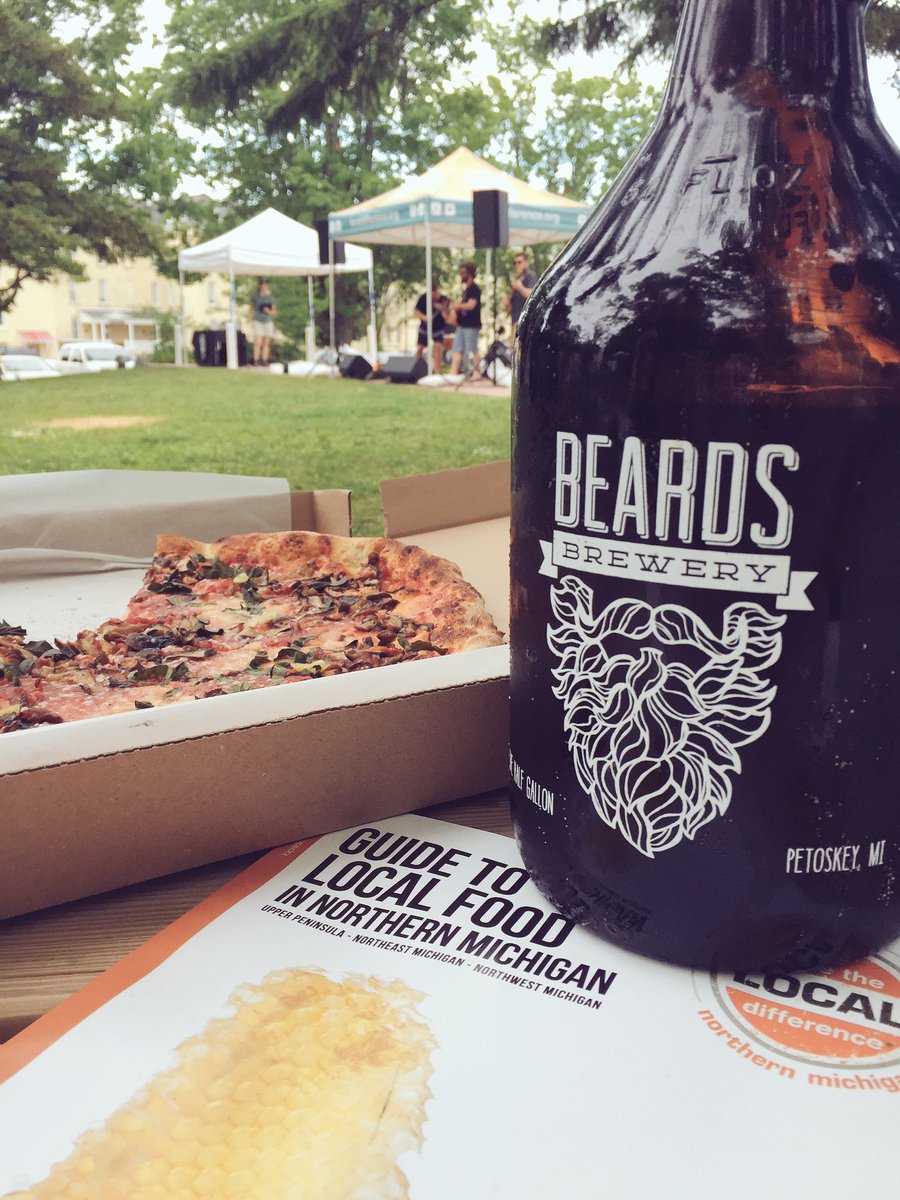 TasteLocalDiff's tweet photo. #TGIF and thank God for #pizza and #beer. @PleasantonBaker @BeardsBrewery #picnic #alfresco #localfoodNWMI #CLFE https://t.co/ShLObsmxg1