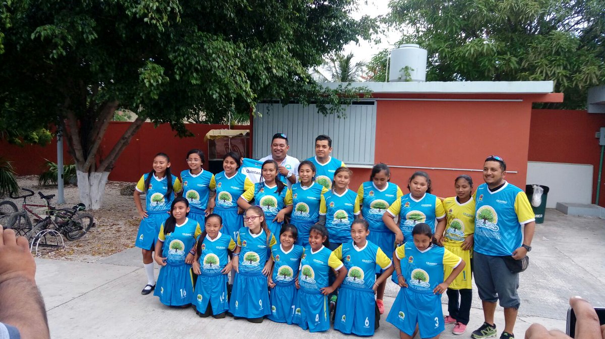 Muchas Gracias a <a href="/cojudeqinfo/">COJUDEQ</a> a @TonyLopezcancun  por el apoyo a nuestro equipo de fútbol femenil.