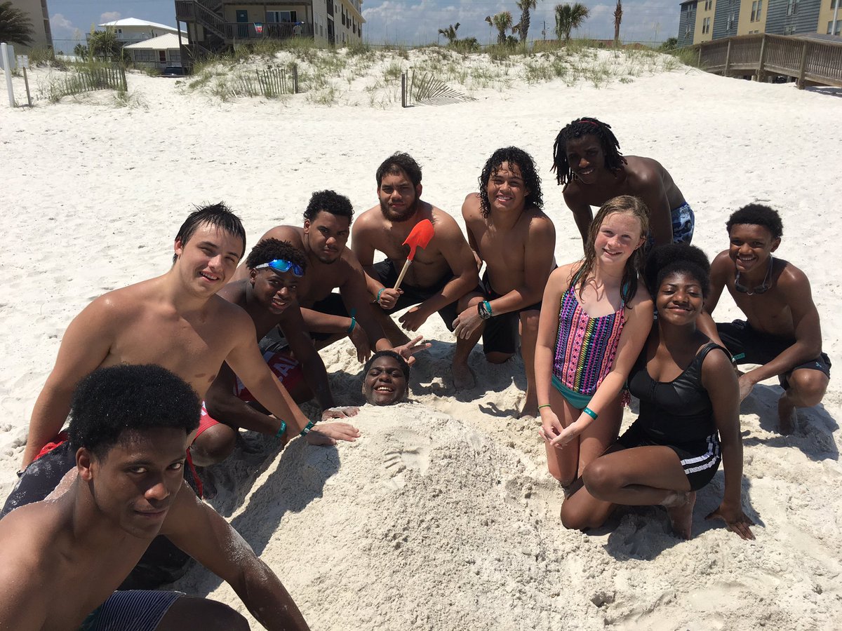 bronston88's tweet photo. Buried in the sand? #dontworrybeachhappy https://t.co/H7AC7R1vM8