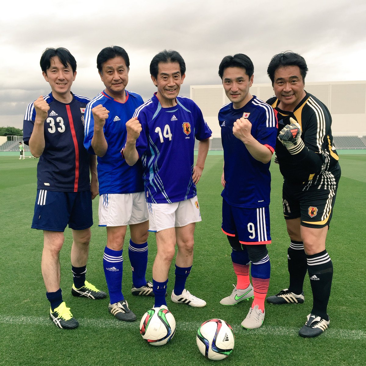 あいさわ一郎 Ar Twitter 国会サッカーチームの練習 向かって左から石川昭政 那谷屋正義 逢沢一郎 藤野保史 松下新平 政党は自民 民進 共産 まさに超党派です 私は背番号14 あのヨハン クライフに憧れて これからソウルに 日韓国会議員サッカー大会 です