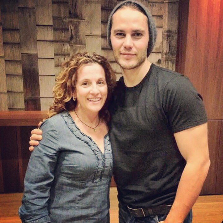 Another fall back on a Friday. Taylor with a fan at an early John Carter screening. #taylorkitsch