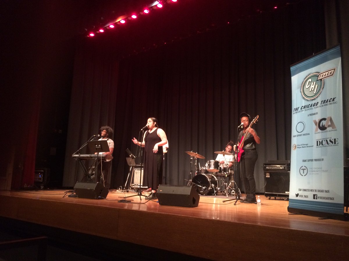headnegress_ic's tweet photo. a blessing to witness young ppl in chicago making the world move #nownext #driveslow #chitrack @YoungChiAuthors https://t.co/uNP1Np0RTa