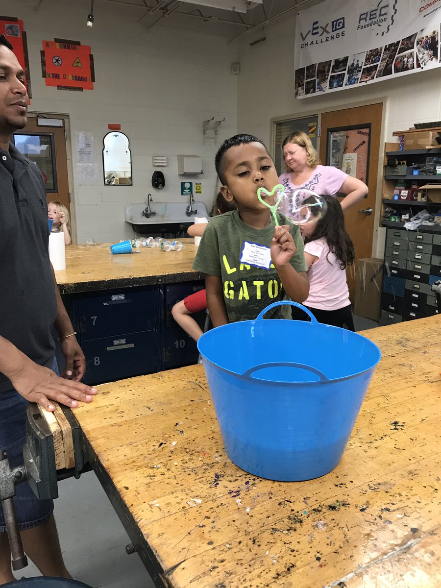 renee_spanos's tweet photo. Bubblemania!! Great fun at Elwood's Maker Faire! https://t.co/CgOiDRWBR2