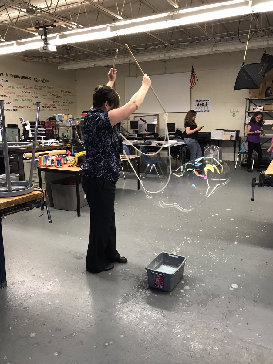 renee_spanos's tweet photo. Bubblemania!! Great fun at Elwood's Maker Faire! https://t.co/CgOiDRWBR2