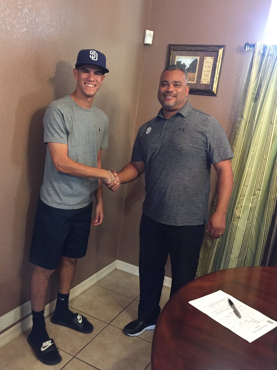 noelv2138's tweet photo. Making dreams come true, officially a padre! ⚾️ https://t.co/ZytQZzWKLg