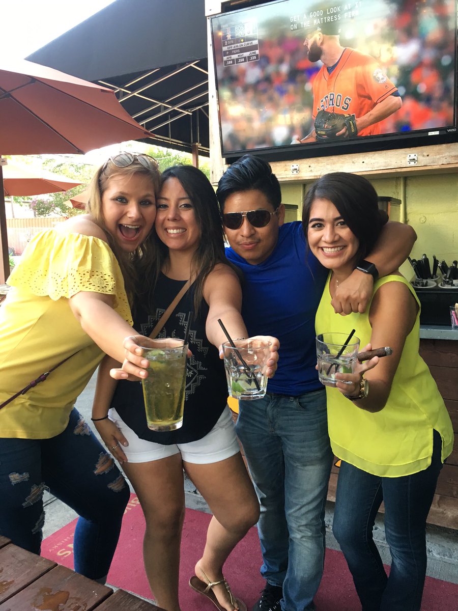 danifckingella's tweet photo. This be My work Fam thoe!! Happy Bday Amanda!! https://t.co/vbAuOnBZRs