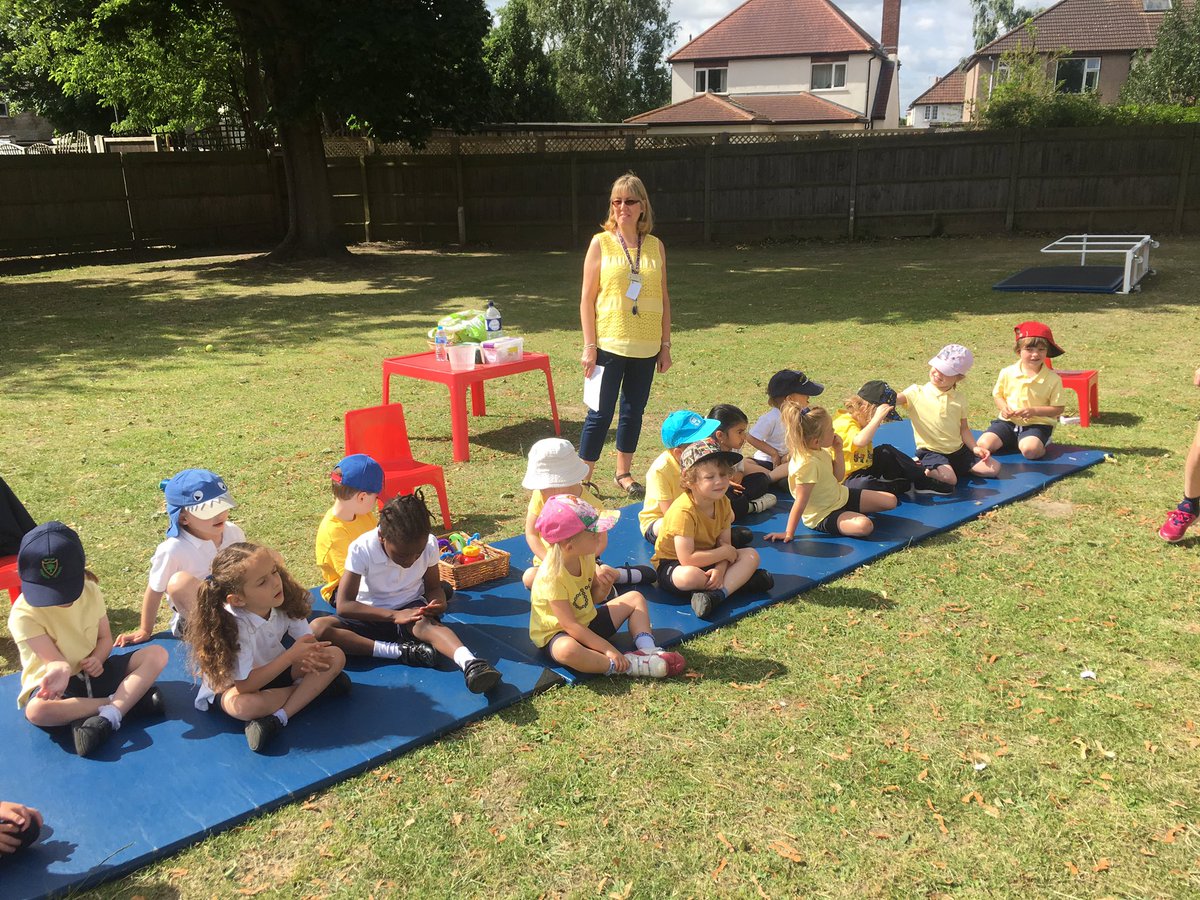 Zoeo18's tweet photo. @UptonPrimary #sportsday2017 Oh what fun we had😃Don't drop that egg👍Our Headteacher Mr Oldfeild cheered us all along the way. https://t.co/9dhQjajXnf