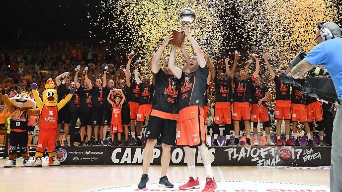 juegodenaismith's tweet photo. La Fonteta se desmadró con el título de Liga Endesa #EJDN
https://t.co/UmNyQ0PdcI https://t.co/x7VL0QGjXE