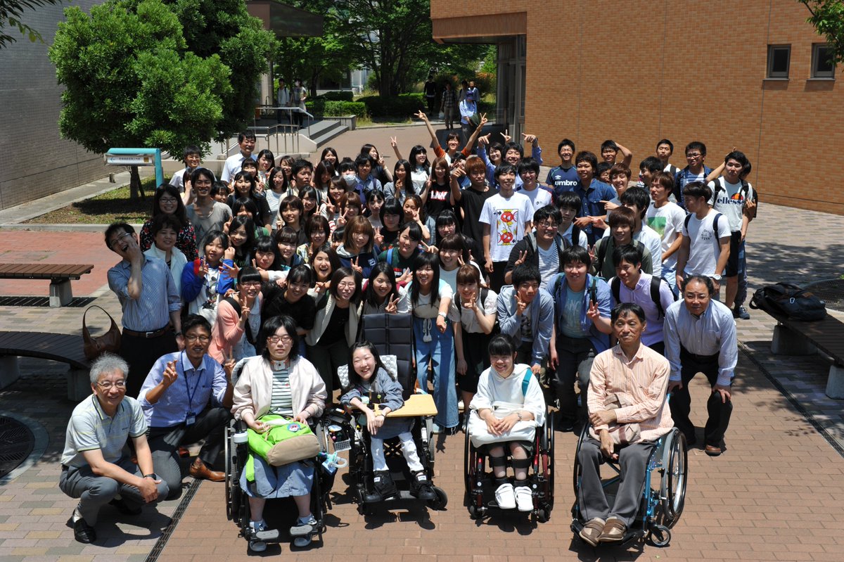 島根大学人間科学部 広報 抜けるような青空のもと 人間科学部 の学生 教職員の集合写真を撮りました どうです みんな元気にやっているでしょう 隠れてしまった人ごめんなさい 島根大学人間科学部ここにあり その心意気をこれからどんどん発信して 島根大学人間科学部 広報 抜けるような青空のもと 人間科学部 の学生 教職員の集合写真を撮りました どうです みんな元気にやっているでしょう 隠れてしまった人ごめんなさい 島根大学人間科学部ここにあり その心意気をこれからどんどん発信して