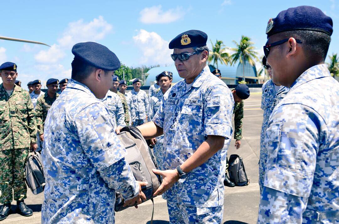 Tanda ingatan. Bungkusan Hari Raya Aidilfitri selamat diserah kpd warga #NavyPeople di Stesen LIMA.