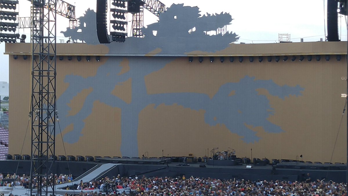 mama4wilder's tweet photo. #U2TheJoshuaTree2017 @U2. A great night in #TheVille #BUCKETLIST https://t.co/zVEdDEdISh