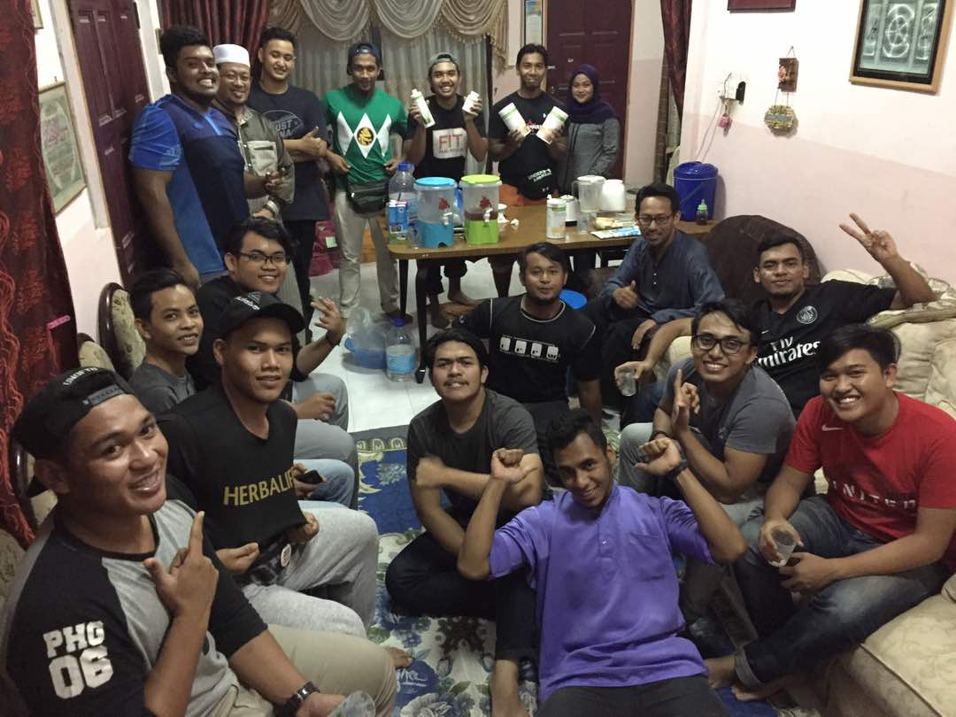 fikry_asyraf's tweet photo. Geng Crossfit , geng soya , geng kuih sepit , geng ayam , geng Shake Party . Cenggini haa semalam 🖒 #familia #BBQ #ShakeParty #crossfit https://t.co/Y6OaKP0twd