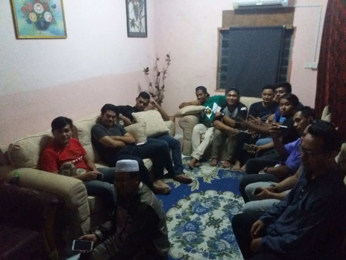 fikry_asyraf's tweet photo. Geng Crossfit , geng soya , geng kuih sepit , geng ayam , geng Shake Party . Cenggini haa semalam 🖒 #familia #BBQ #ShakeParty #crossfit https://t.co/Y6OaKP0twd