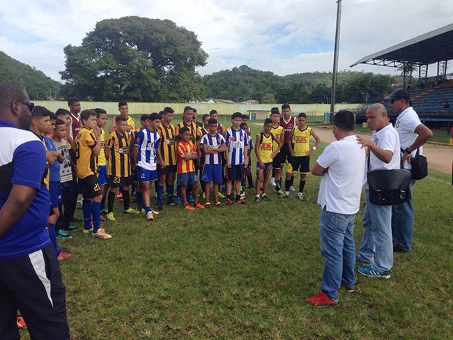 Chicó siembra el fútbol por el sur del estado correodelcaroni.com/index.php/depo… vía <a href="/CorreodelCaroni/">Correo del Caroní</a>  @chicodeguayana